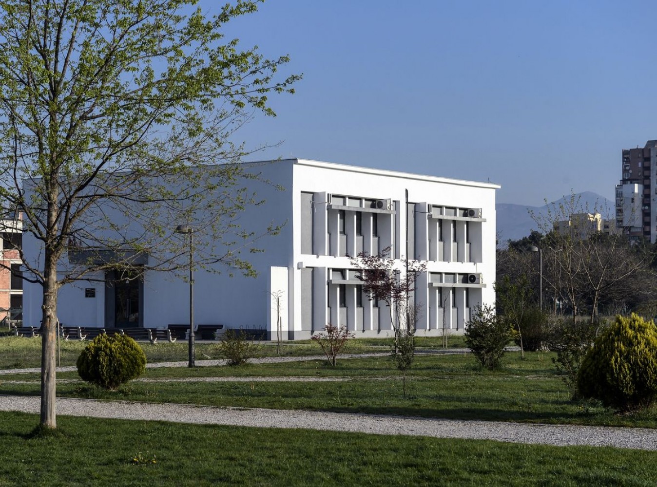 STUDIRAJTE KOD NAS!  Mi pratimo najviše akademske i profesionalne standarde    Kontakt