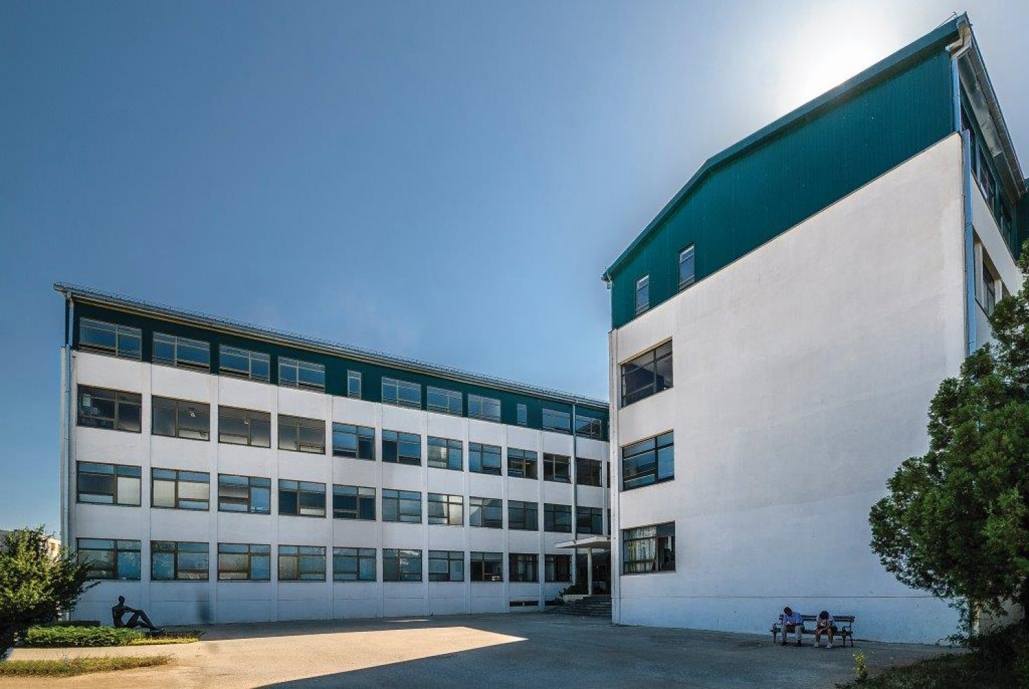 Ovdje studiraju najbolji!     KONTAKT   Najstarija visokoškolska ustanova u Crnoj Gori, osnovana 1947. godine!