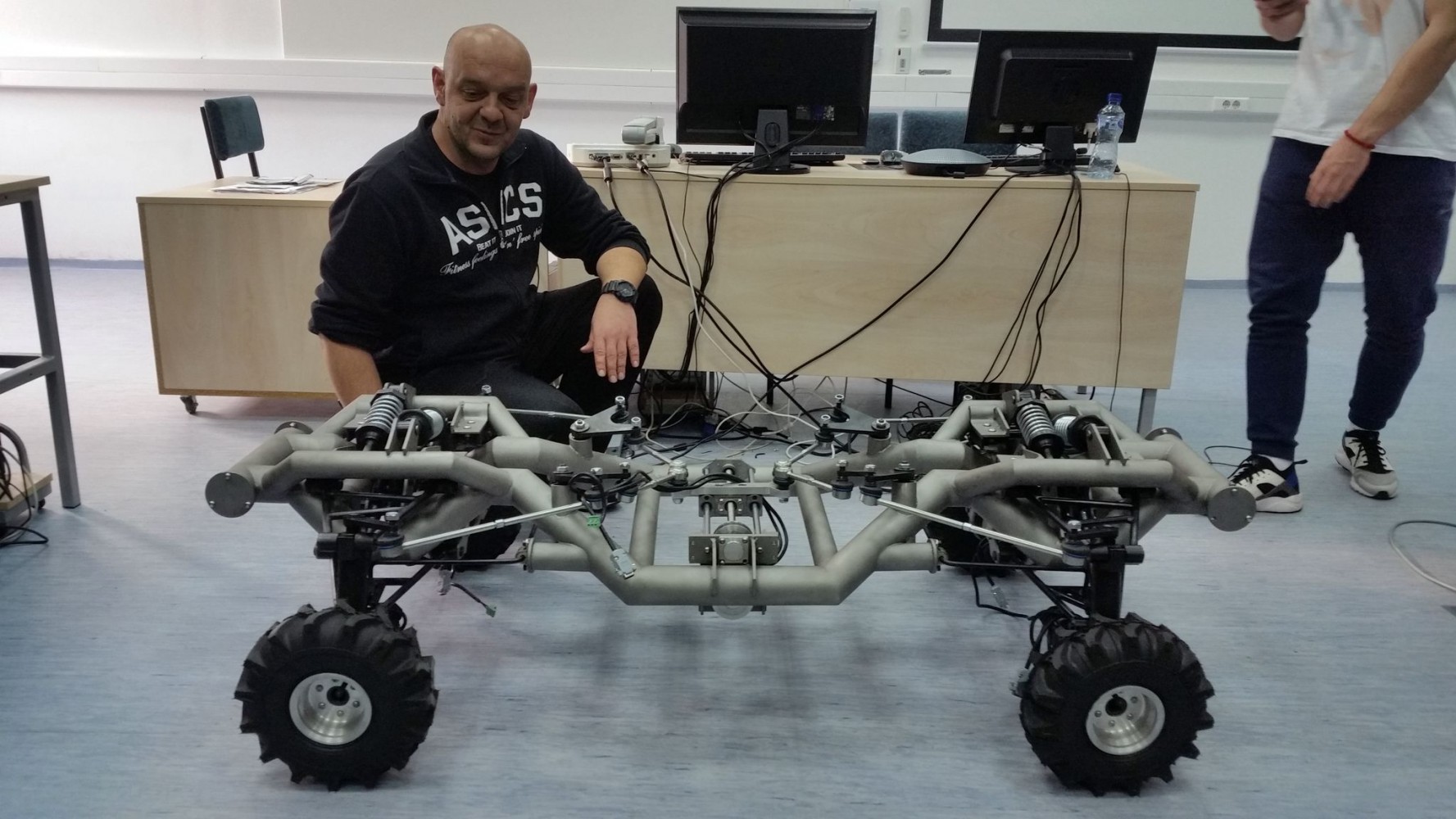 Studenti Mašinskog fakulteta uspješno rade na razvoju prvog terenskog mobilnog robota u Crnoj Gori    ROBEKO u emisiji ABS na RTCG1