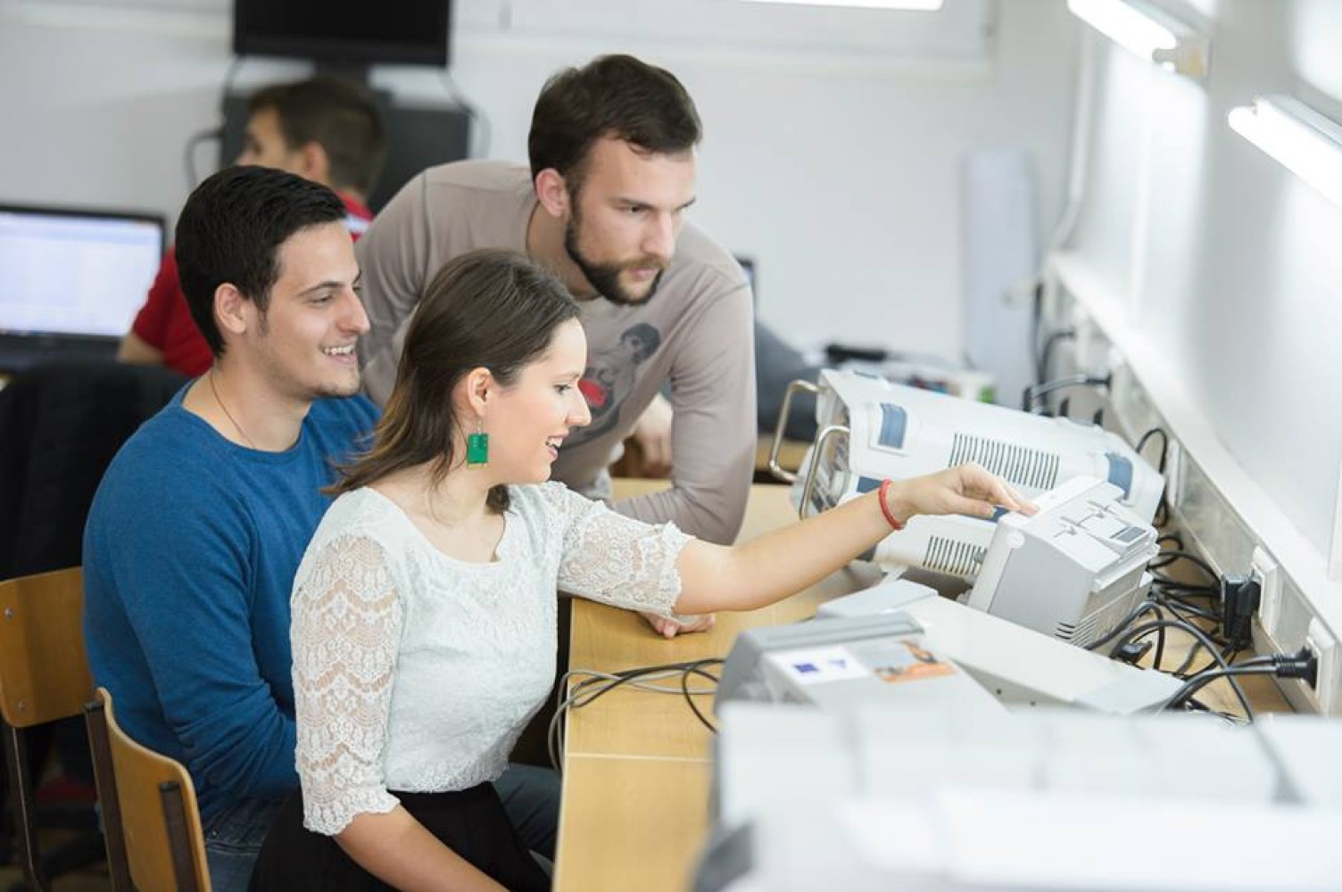 Savremeno opremljene laboratorije   Oprema