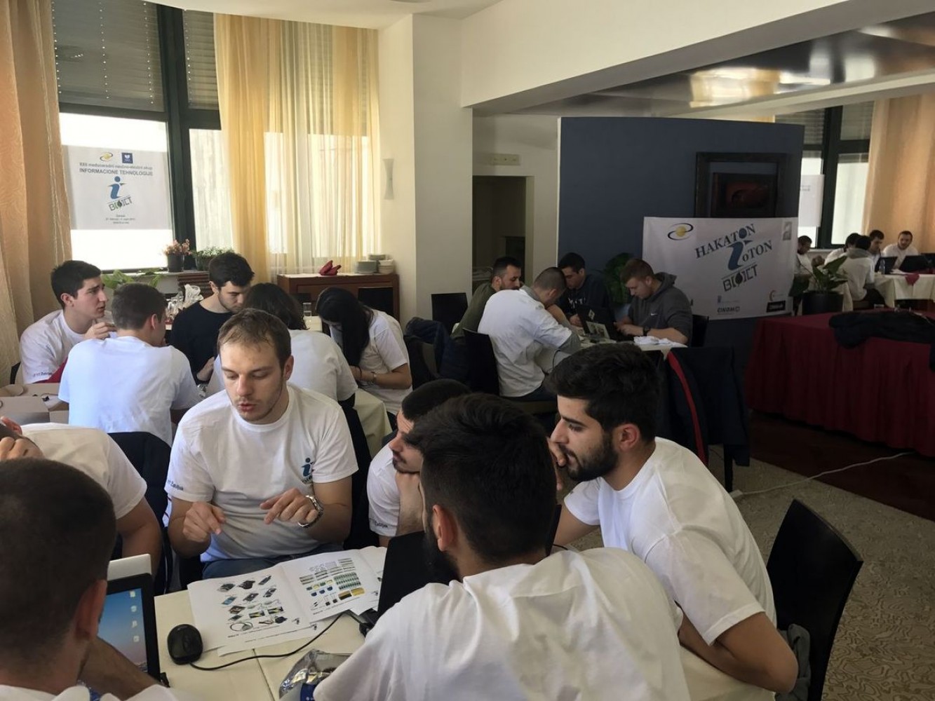 Studenti aktivno učestvuju   HAKATON i IoTON