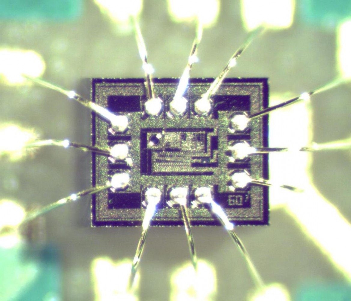 Grupa za integrisane mikrosisteme   Mikrofotografija optičkog prijemnika sa naponom kontrolisanom transimpedansom korišćenjem strujnog prenosnika i naponskog pojačavača monolitski integrisanim sa PIN fotodiodom u 0.6 um BiCMOS tehnologiji. Dizajnirao N. Tadić.